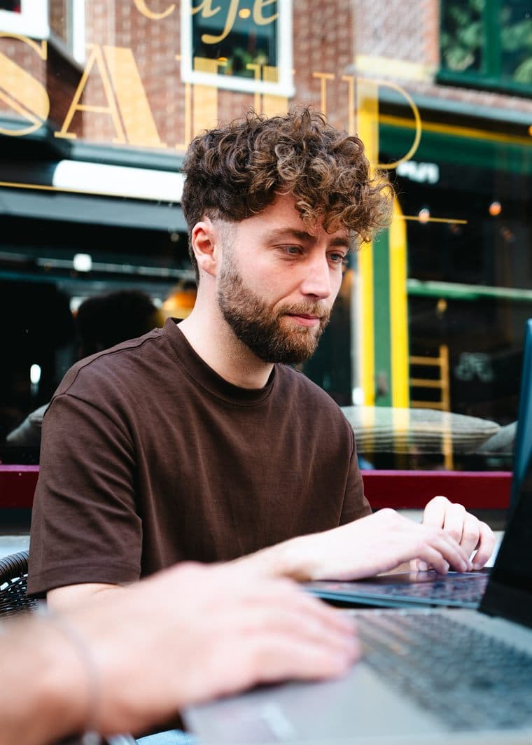 Stijn van Veentjer aan het werk achter zijn laptop